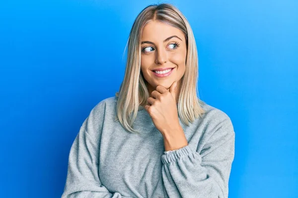 Vacker Blond Kvinna Bär Casual Kläder Med Hand Hakan Tänker — Stockfoto