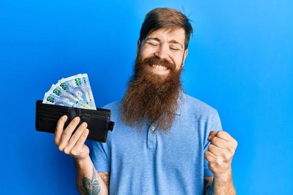 Rotschopf Mit Langem Bart Hält Brieftasche Mit Südafrikanischen Rand Banknoten — Stockfoto