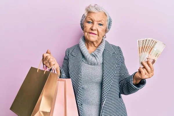 Idősebb Ősz Hajú Bevásárlószatyrokkal Dél Koreával Nyert Bankjegyeket Lazán Komoly — Stock Fotó