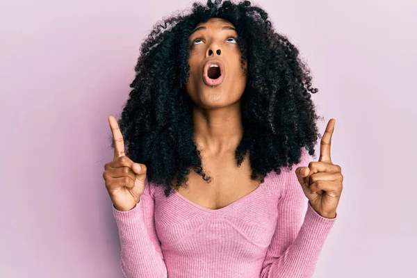 Mujer Afroamericana Con Pelo Afro Vistiendo Camisa Rosa Casual Asombrada —  Fotos de Stock