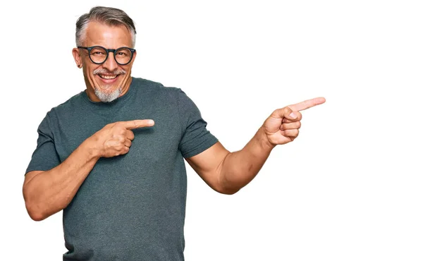 Homem Cabelos Grisalhos Meia Idade Vestindo Roupas Casuais Óculos Sorrindo — Fotografia de Stock