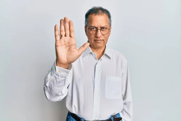 Hombre Indio Mediana Edad Con Ropa Casual Gafas Haciendo Dejar — Foto de Stock