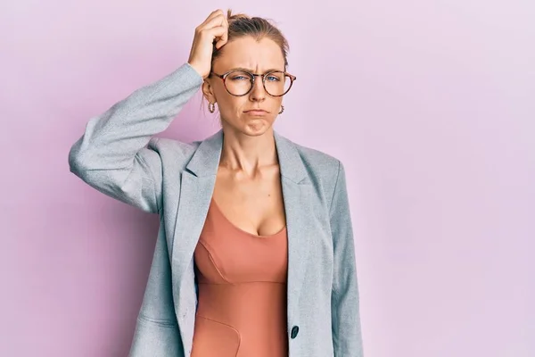 Die Schöne Kaukasische Frau Businessjacke Und Brille Verwirrt Und Wundert — Stockfoto