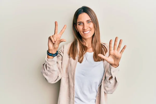 Брюнетка Молодая Женщина Повседневной Одежде Показывая Показывая Пальцами Номер Восемь — стоковое фото