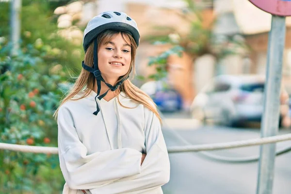 Blank Sportief Tiener Meisje Glimlachen Gelukkig Dragen Fiets Helm Stad — Stockfoto