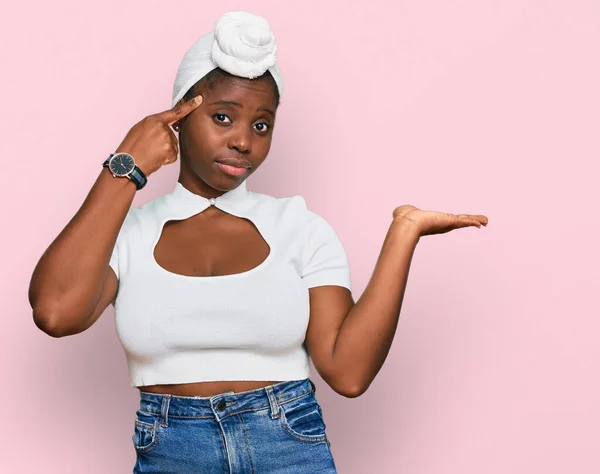 Jonge Afrikaanse Vrouw Met Tulband Met Haartulband Geïsoleerde Achtergrond Verward — Stockfoto
