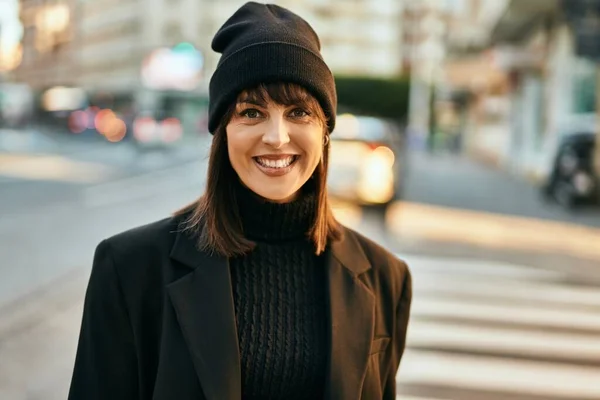 Jonge Spaanse Vrouw Glimlachend Gelukkig Staande Stad — Stockfoto