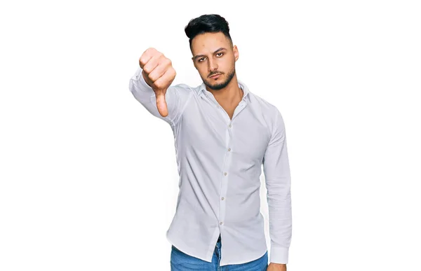 Mladý Arabský Muž Neformálním Oblečení Vypadal Nešťastně Rozzlobeně Ukazoval Odmítavé — Stock fotografie