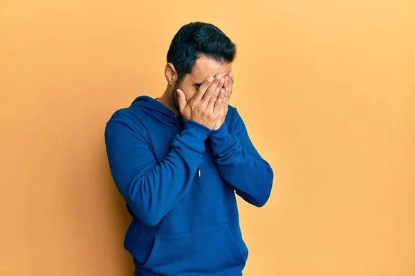 Jovem Hispânico Vestindo Roupas Casuais Com Expressão Triste Cobrindo Rosto — Fotografia de Stock