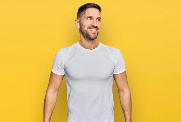 Hombre Guapo Con Barba Vistiendo Camiseta Blanca Casual Mirando Hacia — Foto de Stock