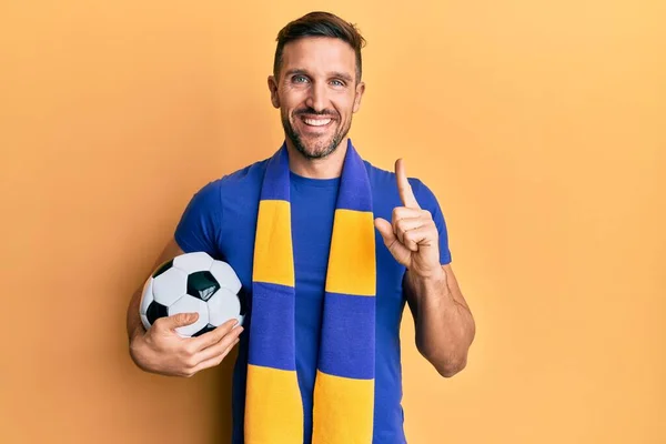 Hombre Guapo Con Barba Hooligan Fútbol Animando Juego Sosteniendo Pelota — Foto de Stock