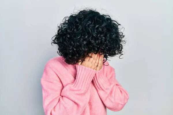 年轻的中东女人穿着休闲装 满脸愁容 一边哭一边用手捂住脸 抑郁症的概念 — 图库照片