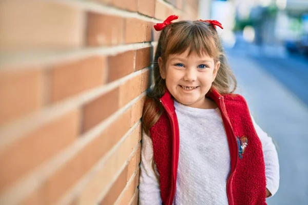 Bedårande Kaukasiska Barn Flicka Ler Glad Stående Vid Staden — Stockfoto