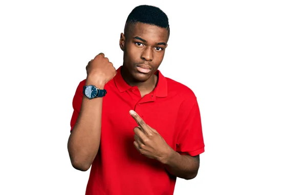 Молодий Афроамериканець Одягнений Звичайну Червону Футболку Поспішає Вказувати Час Нетерплячість — стокове фото