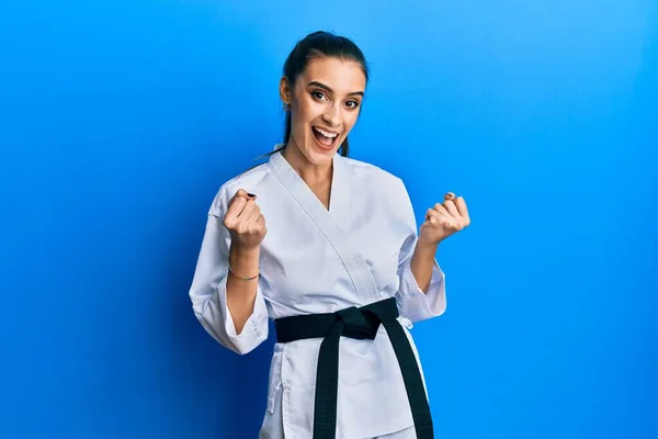 Bella Bruna Giovane Donna Che Indossa Uniforme Combattente Karate Con — Foto Stock