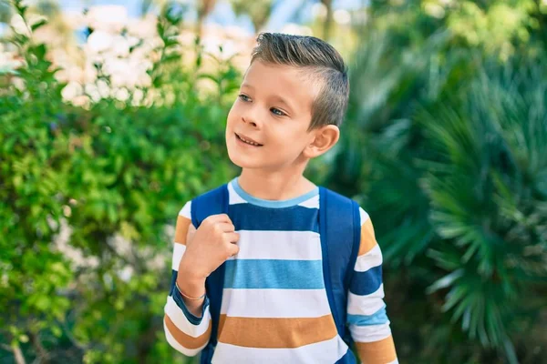 Dorable Kavkazský Student Chlapec Usměvavý Šťastný Stojící Parku — Stock fotografie