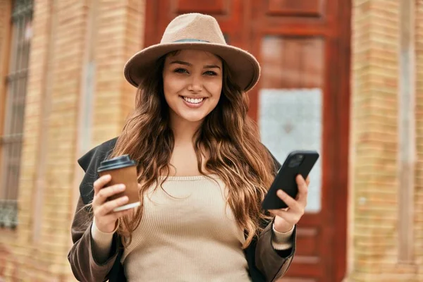 Genç Spanyol Turist Kadın Akıllı Telefon Kullanıyor Şehirde Kahve Içiyor — Stok fotoğraf