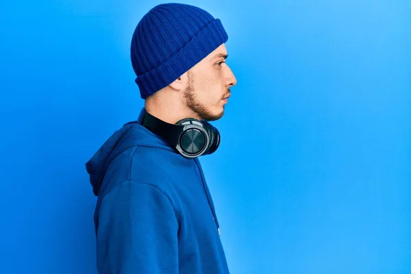 Latynoski Młody Człowiek Bluzie Słuchawki Patrząc Bok Relaks Profil Pozować — Zdjęcie stockowe