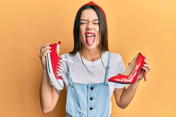 Joven Chica Hispana Eligiendo Zapatos Tacón Alto Zapatillas Deporte Sacando —  Fotos de Stock