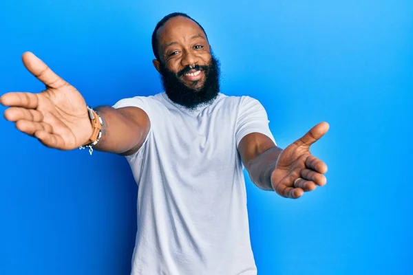 Joven Hombre Afroamericano Vistiendo Camiseta Blanca Casual Mirando Cámara Sonriendo — Foto de Stock