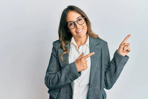 Ung Brunett Kvinna Som Pratar Smartphone Tänker Ser Trött Och — Stockfoto