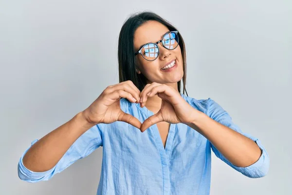 Chica Hispana Joven Con Ropa Casual Gafas Sonriendo Amor Haciendo —  Fotos de Stock