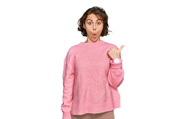 Młoda Latynoska Kobieta Luźnych Ubraniach Zaskoczona Wskazując Palcem Bok Otwarte — Zdjęcie stockowe