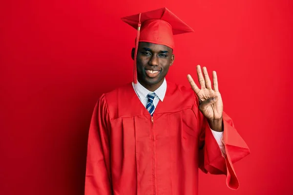 Mezuniyet Şapkası Tören Cübbesi Takan Genç Afro Amerikan Adam Dört — Stok fotoğraf