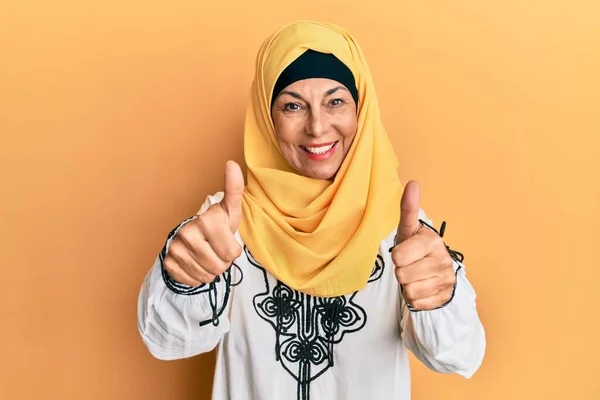 Eine Hispanische Frau Mittleren Alters Die Einen Traditionellen Islamischen Hijab — Stockfoto