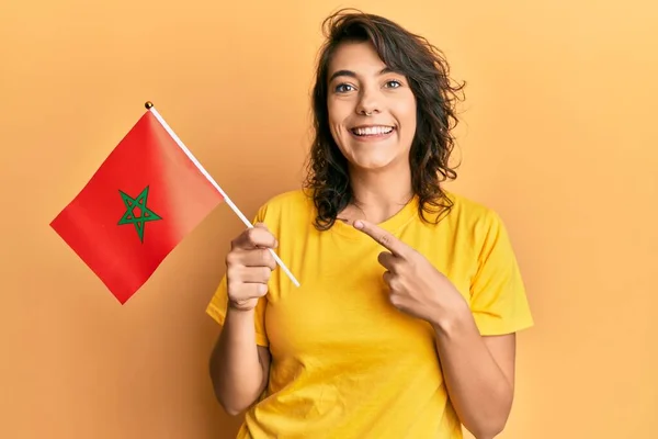 Mujer Hispana Joven Sosteniendo Bandera Marruecos Con Aspecto Positivo Feliz —  Fotos de Stock