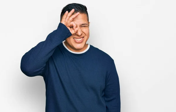 Jovem Latino Vestindo Roupas Casuais Fazendo Gesto Com Mão Sorrindo — Fotografia de Stock