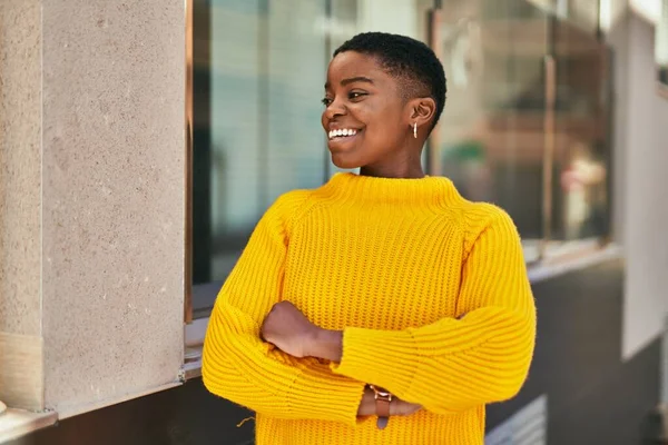 Jovem Afro Americana Sorrindo Feliz Cidade — Fotografia de Stock