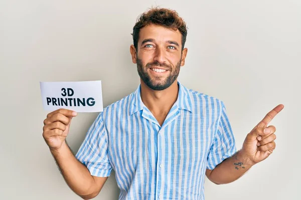 ハンサムな男とともに髭を保持紙とともに3D印刷テキスト笑顔幸せなポインティングで手と指で側面 — ストック写真