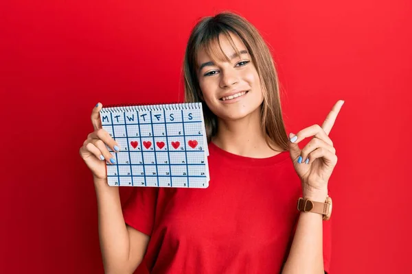 Adolescente Caucásico Chica Celebración Corazón Calendario Sorprendido Con Una Idea —  Fotos de Stock
