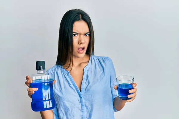 Junges Hispanisches Mädchen Mit Mundwasser Für Frischen Atem Schockierten Gesicht — Stockfoto