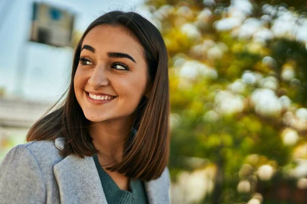 Jong Hispanic Meisje Glimlachen Gelukkig Staan Het Park — Stockfoto