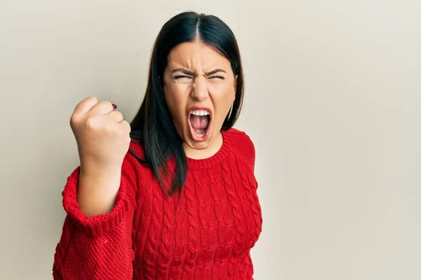 Schöne Brünette Frau Wollenen Winterpullover Wütend Und Wütend Die Faust — Stockfoto