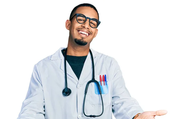 Joven Hombre Afroamericano Vistiendo Uniforme Médico Estetoscopio Sonriente Alegre Ofreciendo — Foto de Stock