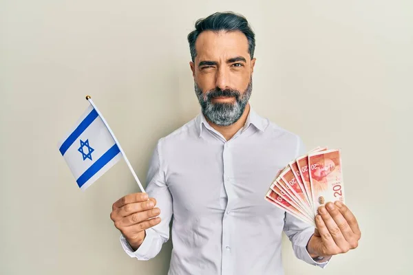 Muž Středního Věku Vousy Šedivými Vlasy Držícími Izraelskou Vlajku Šekely — Stock fotografie