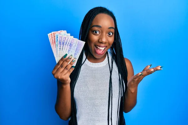 Joven Mujer Afroamericana Sosteniendo Billetes Coronas Suecas Celebrando Logro Con — Foto de Stock