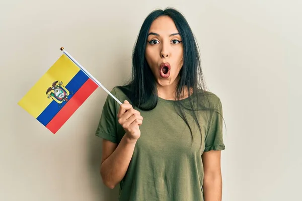 Menina Hispânica Jovem Segurando Bandeira Equador Assustado Espantado Com Boca — Fotografia de Stock