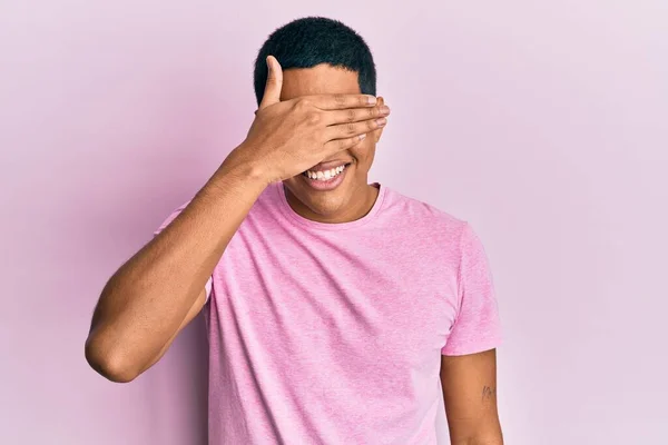 Ein Junger Gutaussehender Hispanischer Mann Lässigem Rosafarbenem Shirt Lächelt Und — Stockfoto