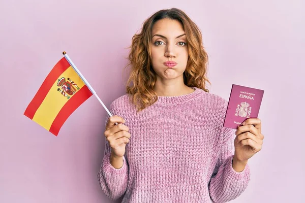 Νεαρή Λευκή Γυναίκα Ισπανική Σημαία Και Διαβατήριο Φουσκώνει Μάγουλα Αστεία — Φωτογραφία Αρχείου