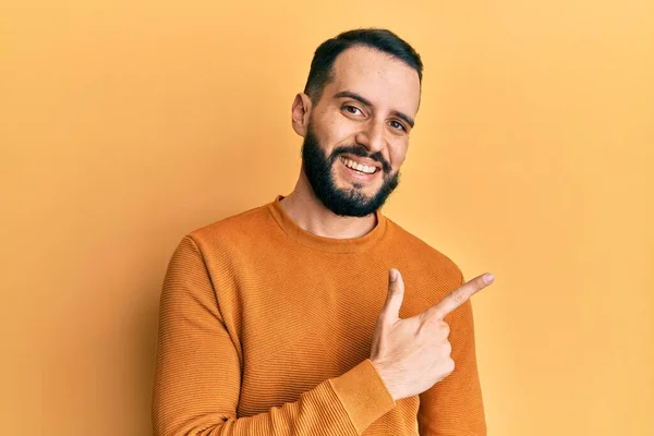 Hombre Joven Con Barba Vistiendo Suéter Casual Invierno Alegre Con — Foto de Stock