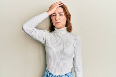 Gündelik giysiler giyen genç beyaz kadın hata sonucu elleri kafalarında şaşırdı. Hatayı hatırla. Unuttum, kötü hafıza kavramı. 