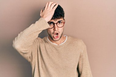 Gündelik giysiler ve gözlük takan genç İspanyol bir adam hata sonucu kafasında bir el ile şaşırdı. Hatayı hatırla. Unuttum, kötü hafıza kavramı. 