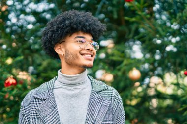 Genç Afrikalı Amerikalı işadamı parkta mutlu bir şekilde dikiliyor..