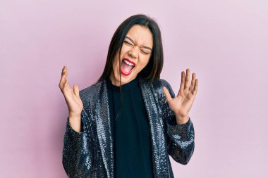 Parti ceketi giyen genç İspanyol kız başarı için deli ve çılgınlığı kutluyor kollarını kaldırmış ve gözlerini kapatmış heyecanla bağırıyor. Kazanan konsept 