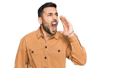 Latin asıllı genç adam günlük kıyafetler giyip el ele tutuşarak bağırıyor ve çığlık atıyordu. iletişim konsepti. 