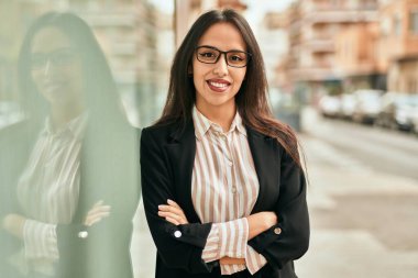 Genç İspanyol iş kadını şehirde mutlu mesut ayakta duruyor..